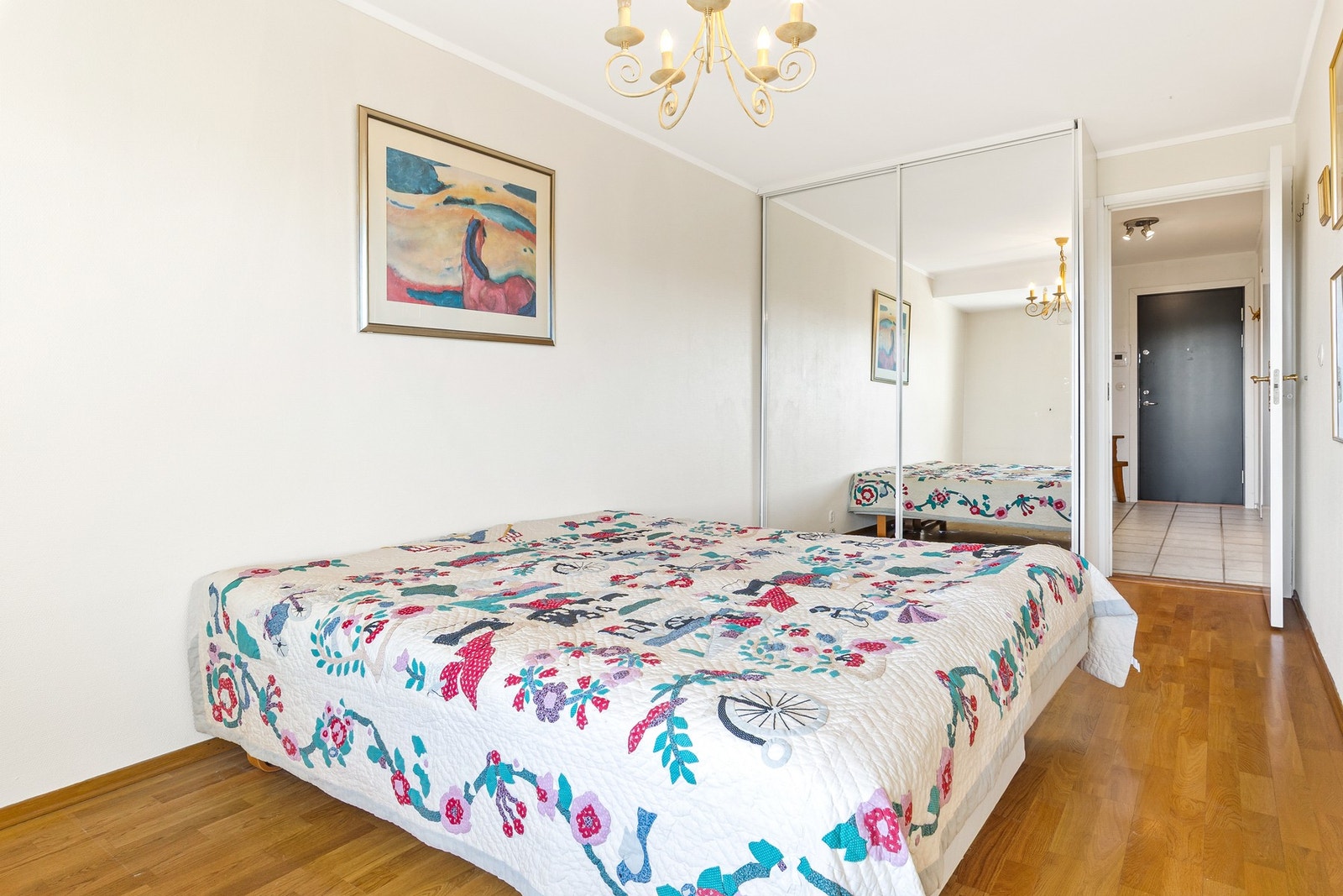 På soverommet er det innebygget skyvedørsgarderobe med speilfronter. Galleribilde