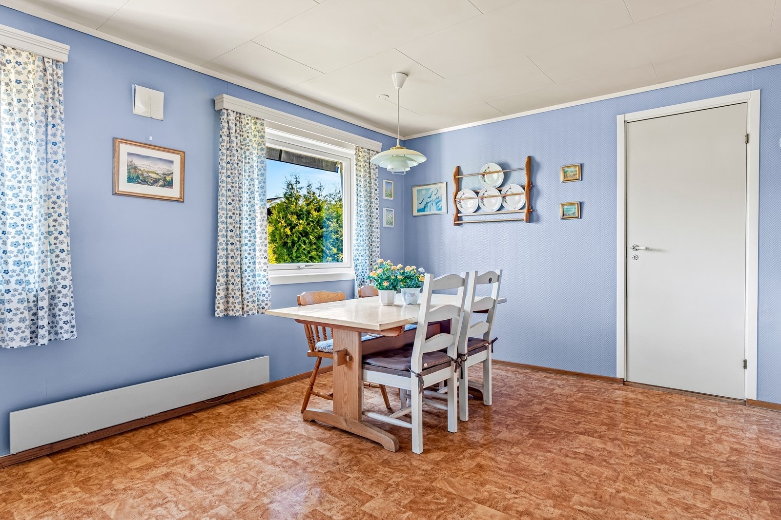Her er det gulvbelegg, lyseblå vegger og god plass til langbord. Galleribilde