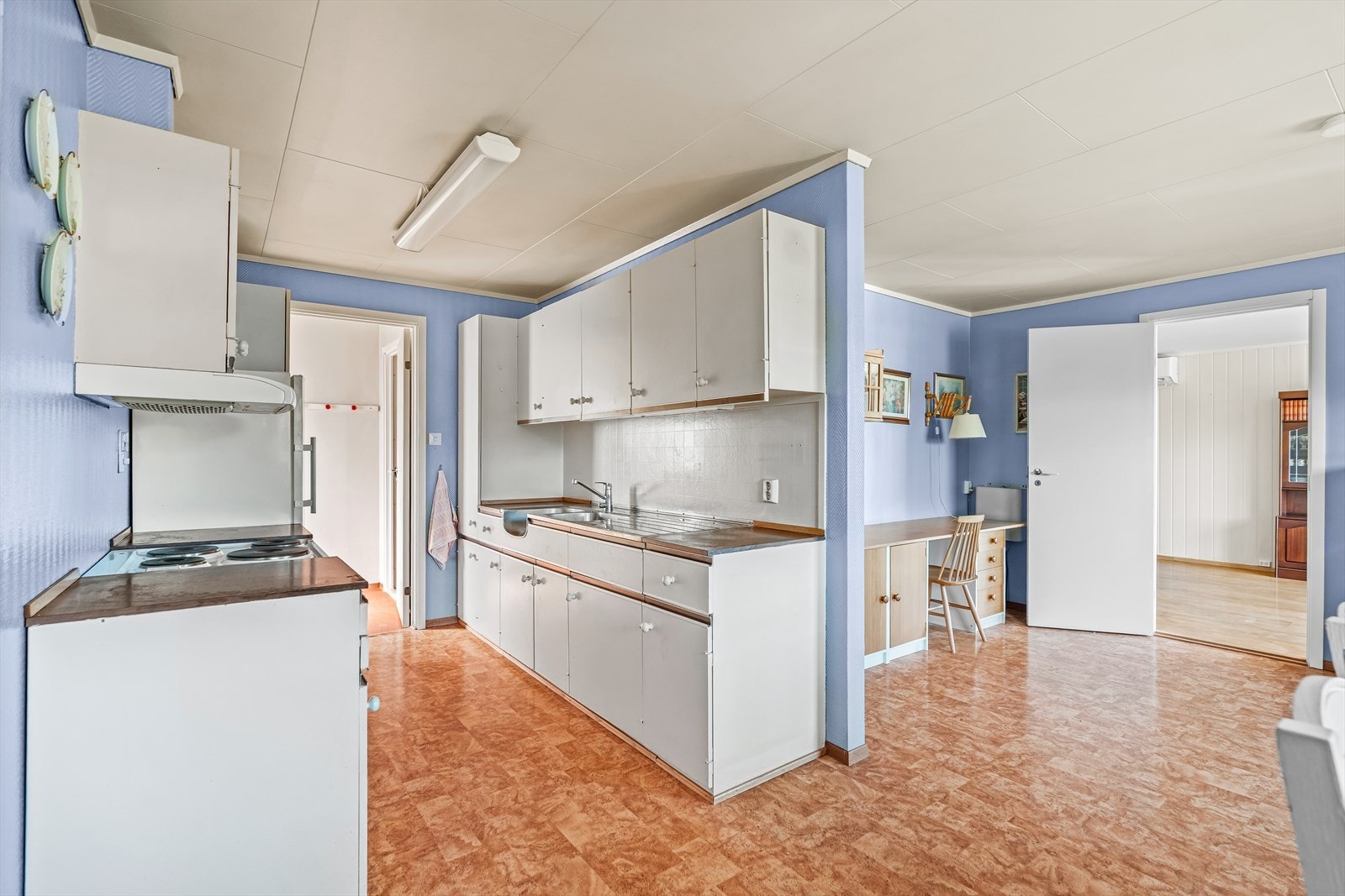 Dagens løsning gir god skapplass, og rommet har potensial for å bli drømmekjøkkenet. Galleribilde