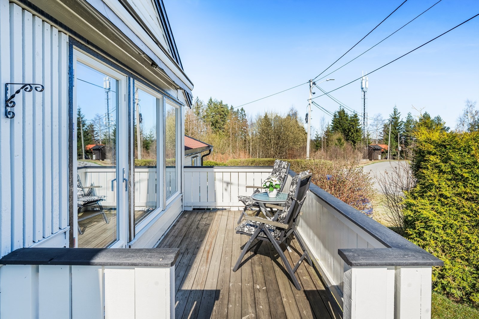 Her bor man stille og rolig, i grense til skogen og flotte turområder. Stedet egner seg godt for familier, med barnehage og fotballbane på feltet. Galleribilde
