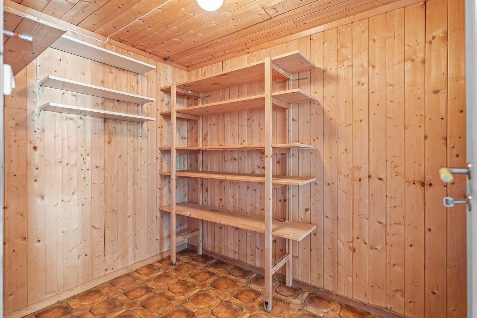 Tilknyttet vaskerommet finner man to praktiske boder med mye lagringsplass. Galleribilde