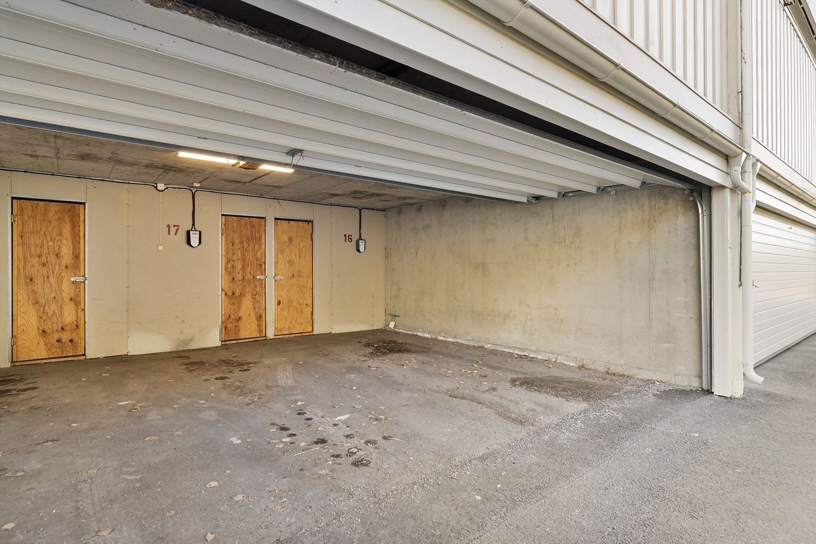 Det er montert elbil-lader på plassen. Boligen disponerer også en bod i bakkant av garasjeplassen merket med nr. 17 Galleribilde