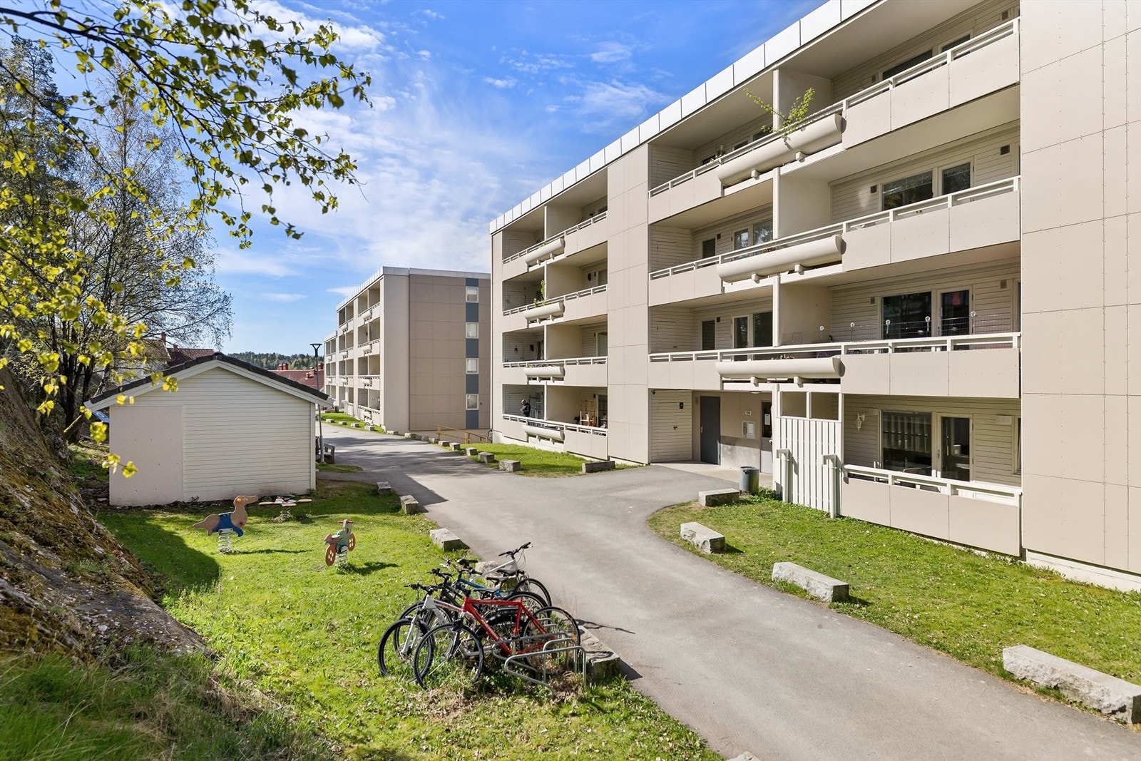 Sameiet har en flott felles tomt, opparbeidet med sittegrupper, lekeplasser og internveier Galleribilde