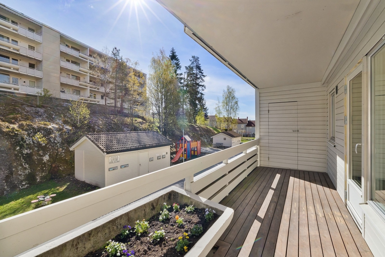 Balkongen er overbygget og har god plass til sittegruppe og grill. Tilgang til utvendig bod på 2 kvm som gir god lagringsplass Galleribilde