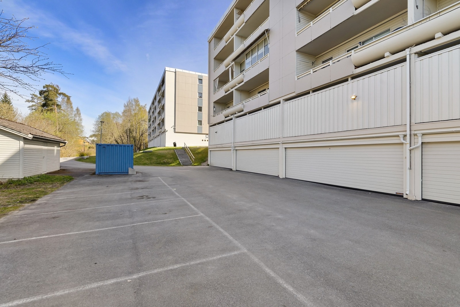 Med leiligheten følger en bruksrett til garasjeplass i felles garasjerekke Galleribilde