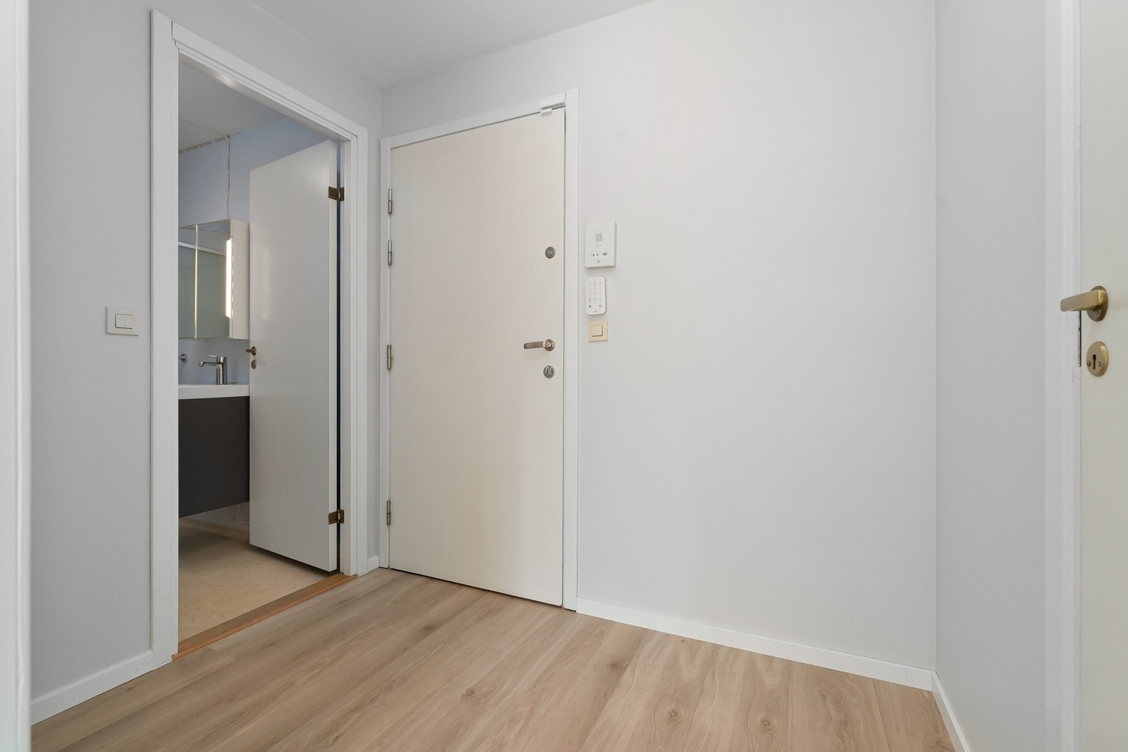 Lys og innbydende entré med god plass til jakker og sko Galleribilde
