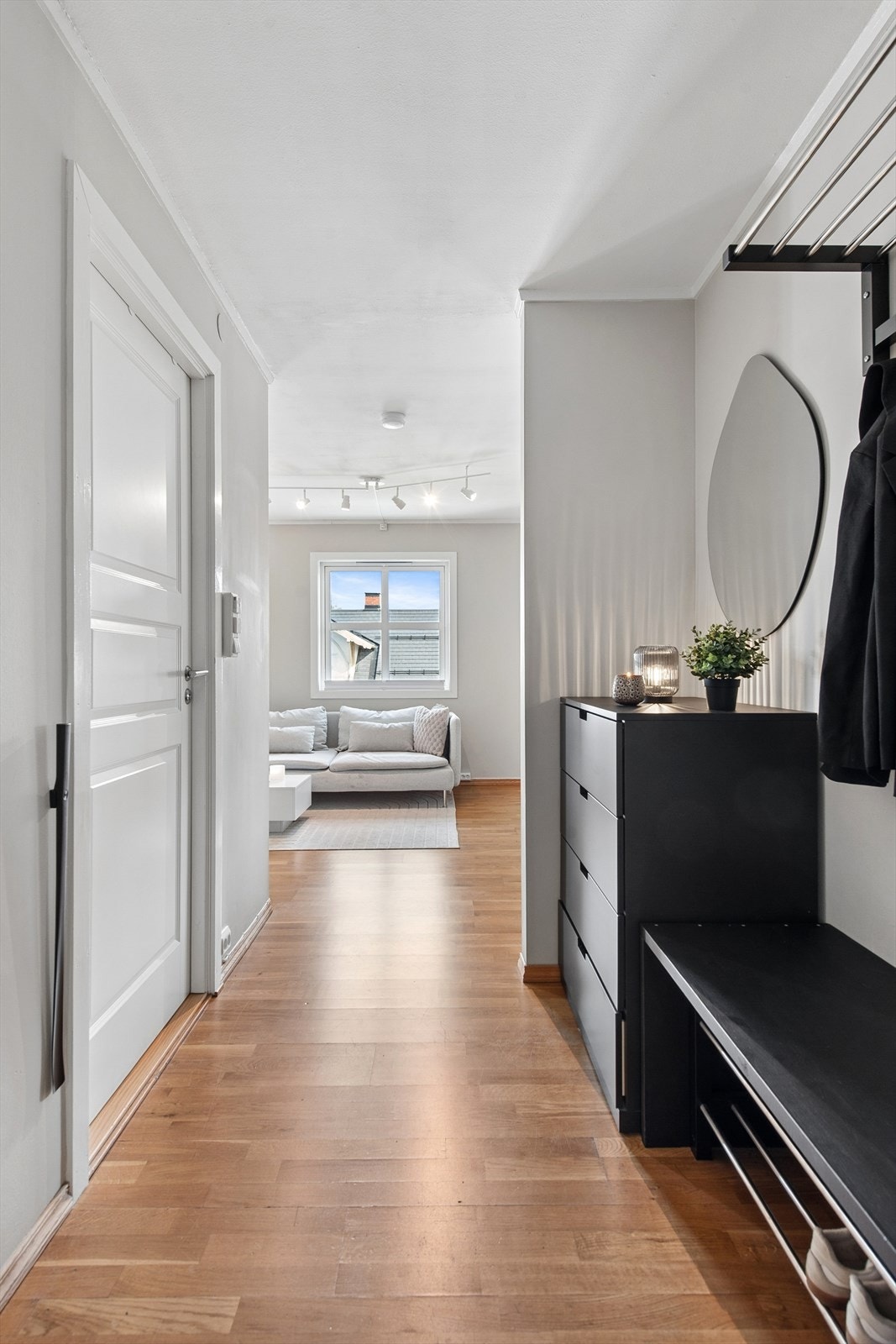 Entré med plass til møblement for oppbevaring. Adkomst til bad til venstre. Galleribilde