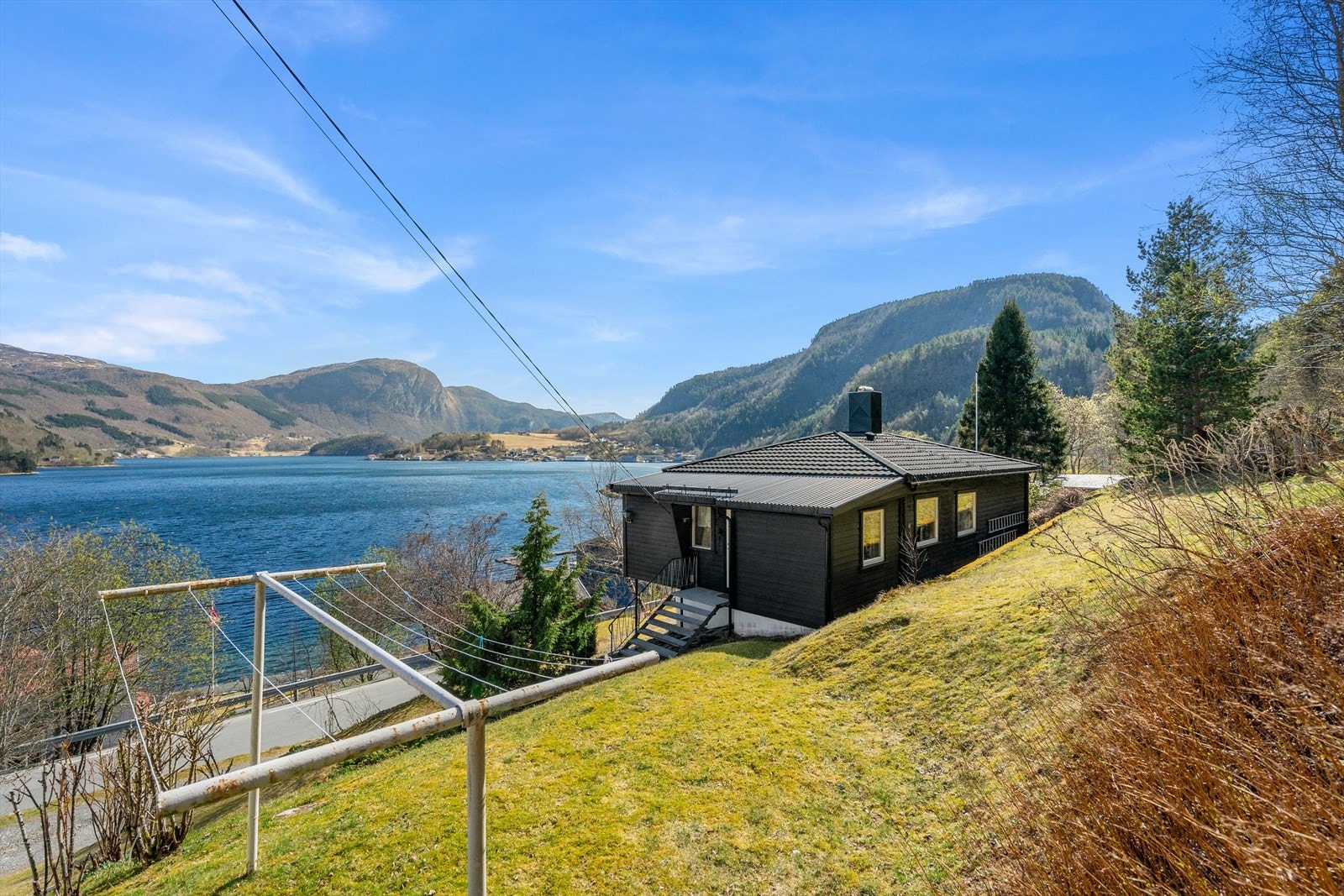 Din lokale eiendomsmegler Aleksander Faksvåg Talgø har gleden av å presentere Kleivalivegen 7. Foto: Interiørfoto AS Galleribilde