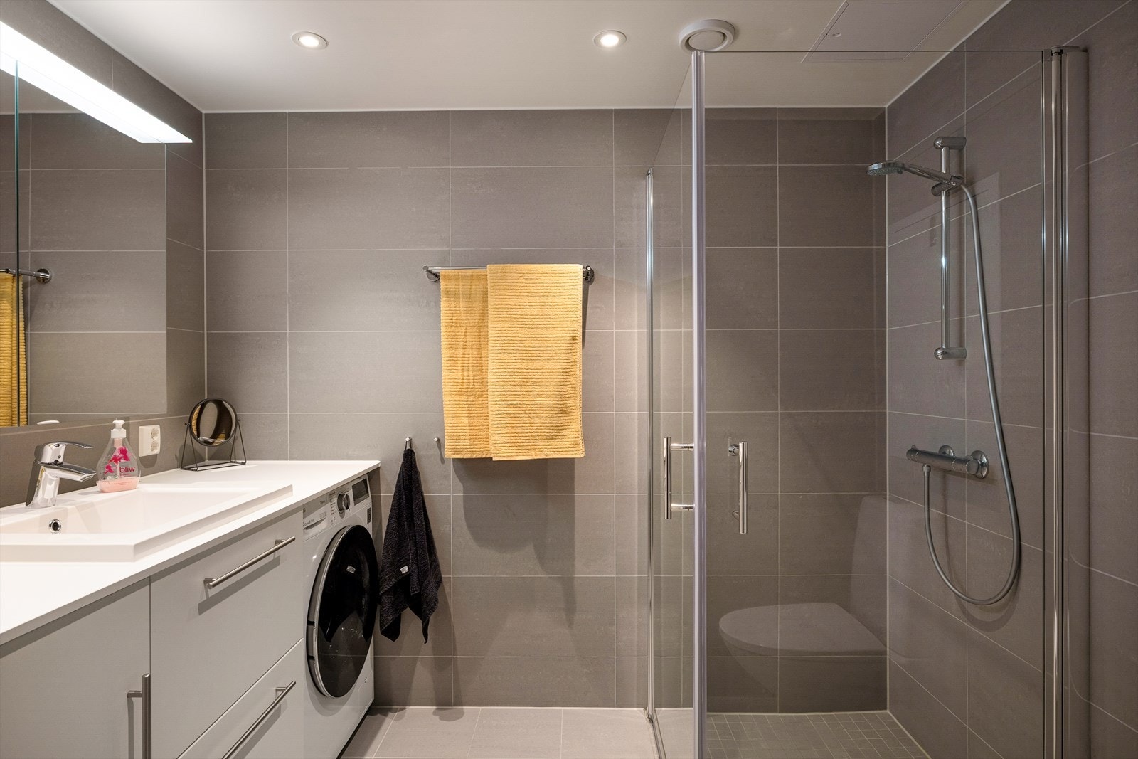 Badet er helfliset med behagelig, vannbåren gulvvarme og har opplegg for vaskemaskin. Galleribilde