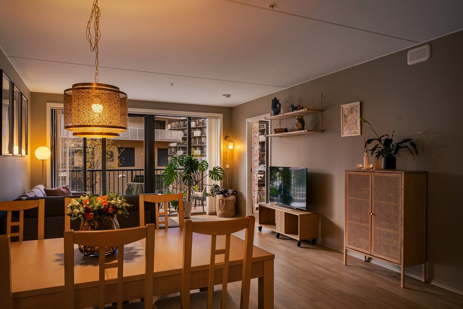 Det er gjennomgående parkett på gulv i alle oppholdsrom, noe som skaper et helhetlig inntrykk. Galleribilde
