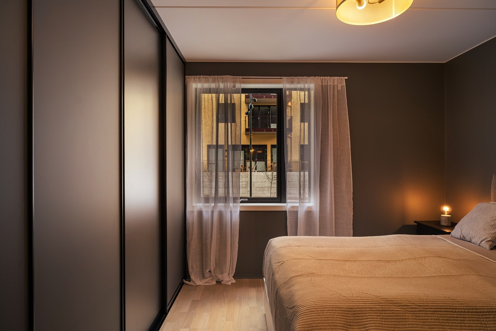 En stor skyvedørsgarderobe fra Kvik sørger for rikelig med oppbevaringsplass og en ryddig romfølelse. Galleribilde