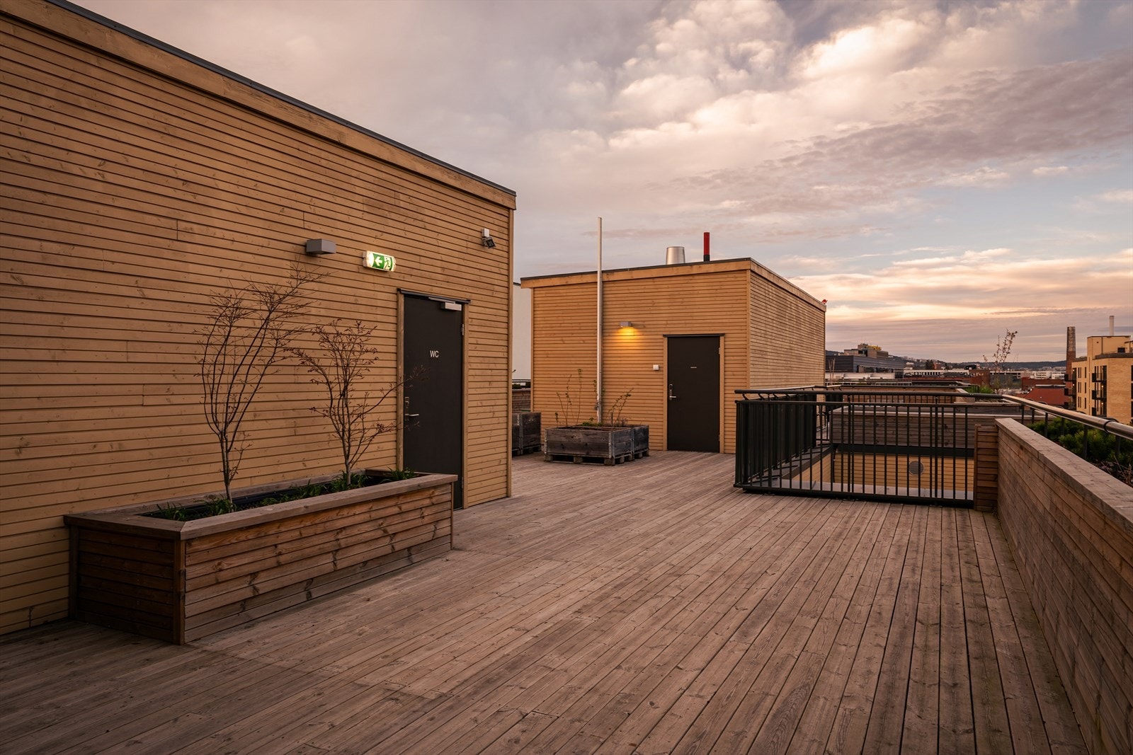 Borettslaget har en stor, felles takterrasse som beboerne fritt kan benytte. Galleribilde