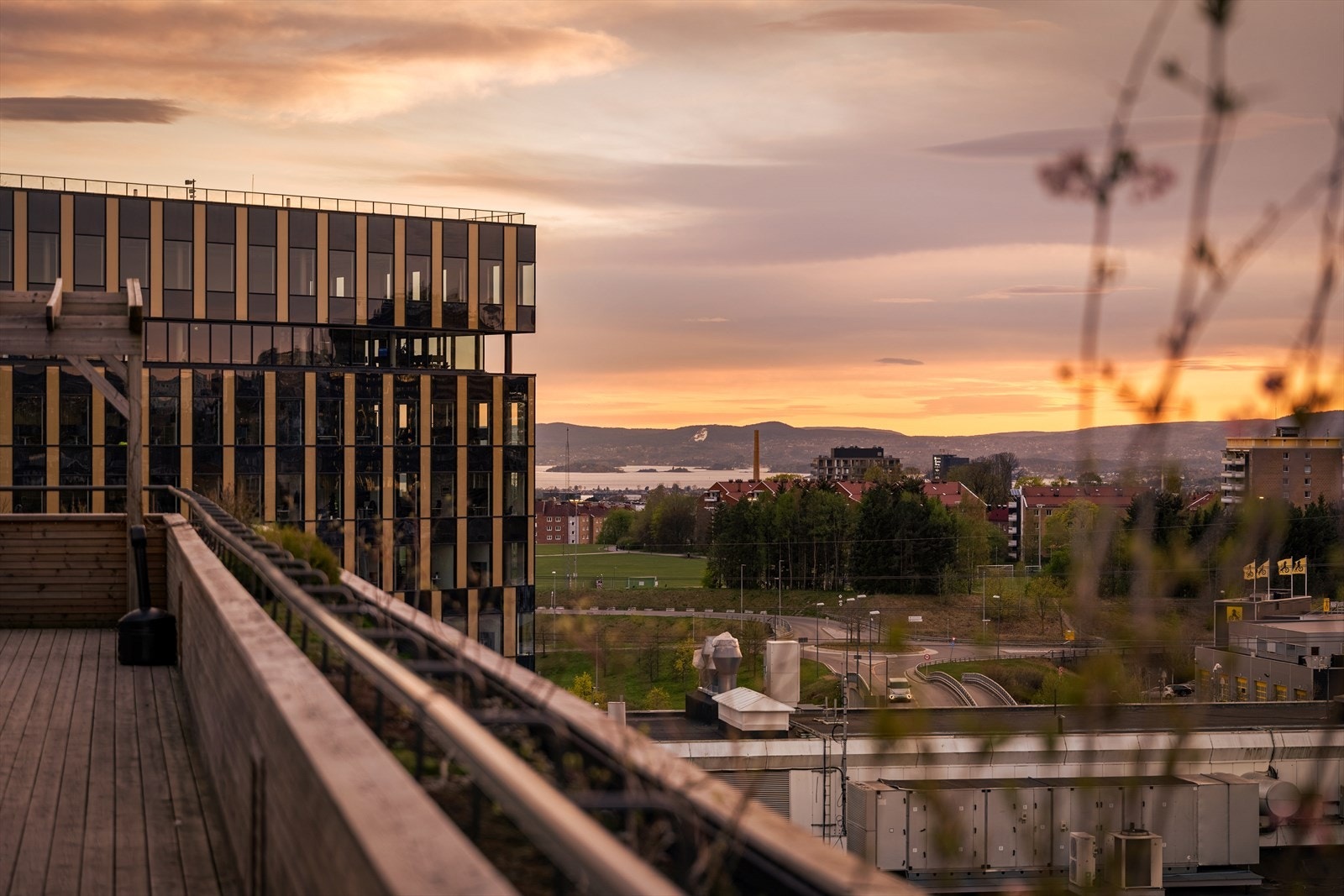 Fra takterrassen er det utsikt over nærområdet, inkludert Hovindammen og grøntområdene rundt. Galleribilde