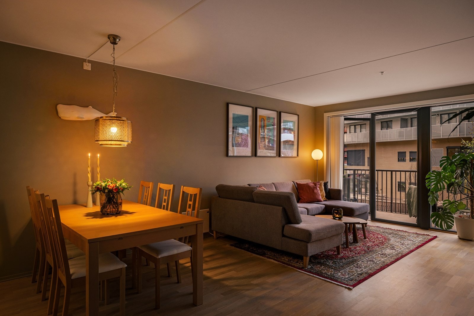 Her er det god plass til både sofagruppe og spisebord, noe som legger til rette for hyggelige sammenkomster med familie og venner. Galleribilde