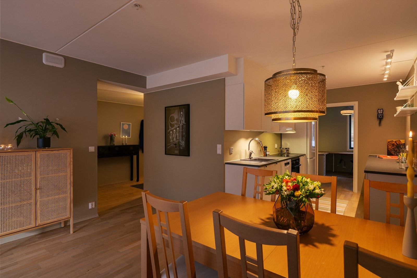 Malte plater og betong på vegger gir et rent og moderne uttrykk. Galleribilde