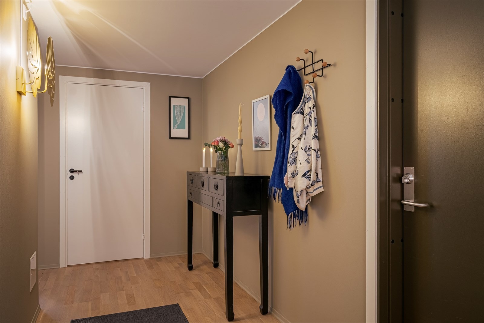 Her er det praktisk plass til å henge fra seg yttertøy og sko, samtidig som planløsningen sørger for en ryddig og oversiktlig ankomstsone. Galleribilde