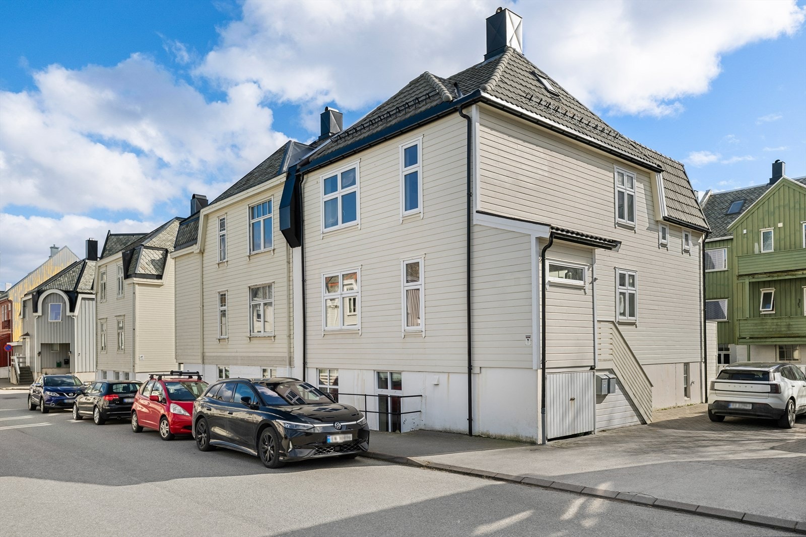 Din lokale eiendomsmegler Notar v/Anders Havneraas ønsker velkommen til Fløyveien 7, en sjarmerende enebolig med utleiedel med sentral beliggenhet. Foto: Interiørfoto Galleribilde