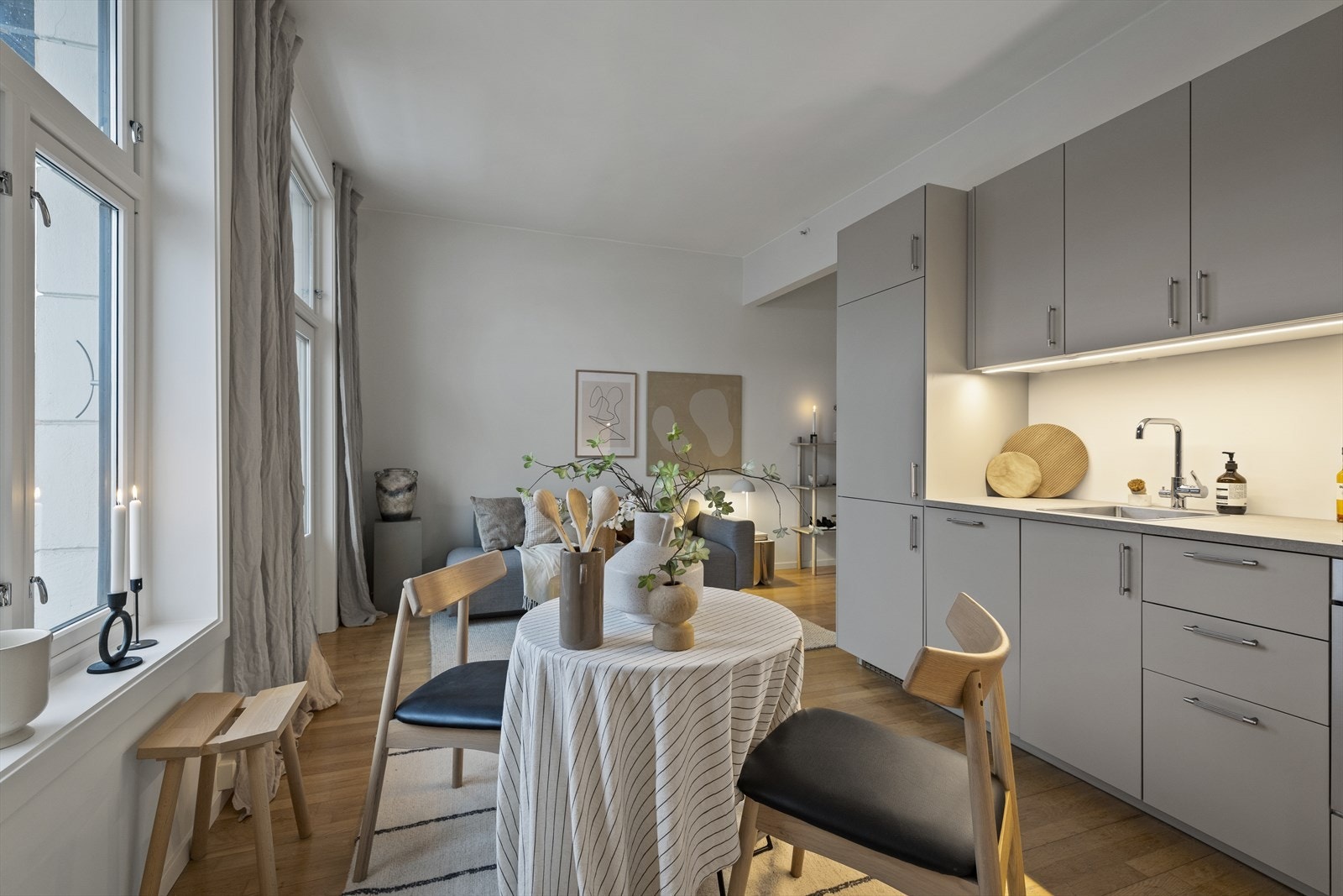 Den åpne løsningen gir plass til både sofagruppe og spisebord. Galleribilde
