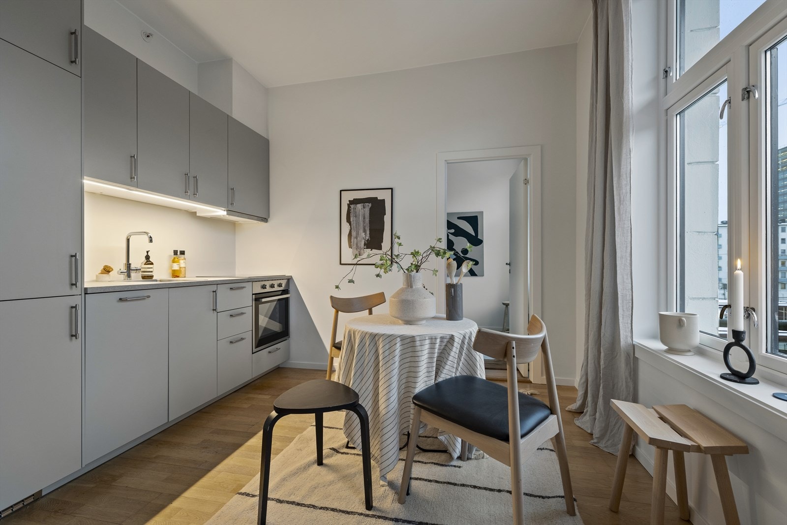 Fra stuen er det utgang til en nordvestvendt balkong med plass til en sittegruppe. Galleribilde
