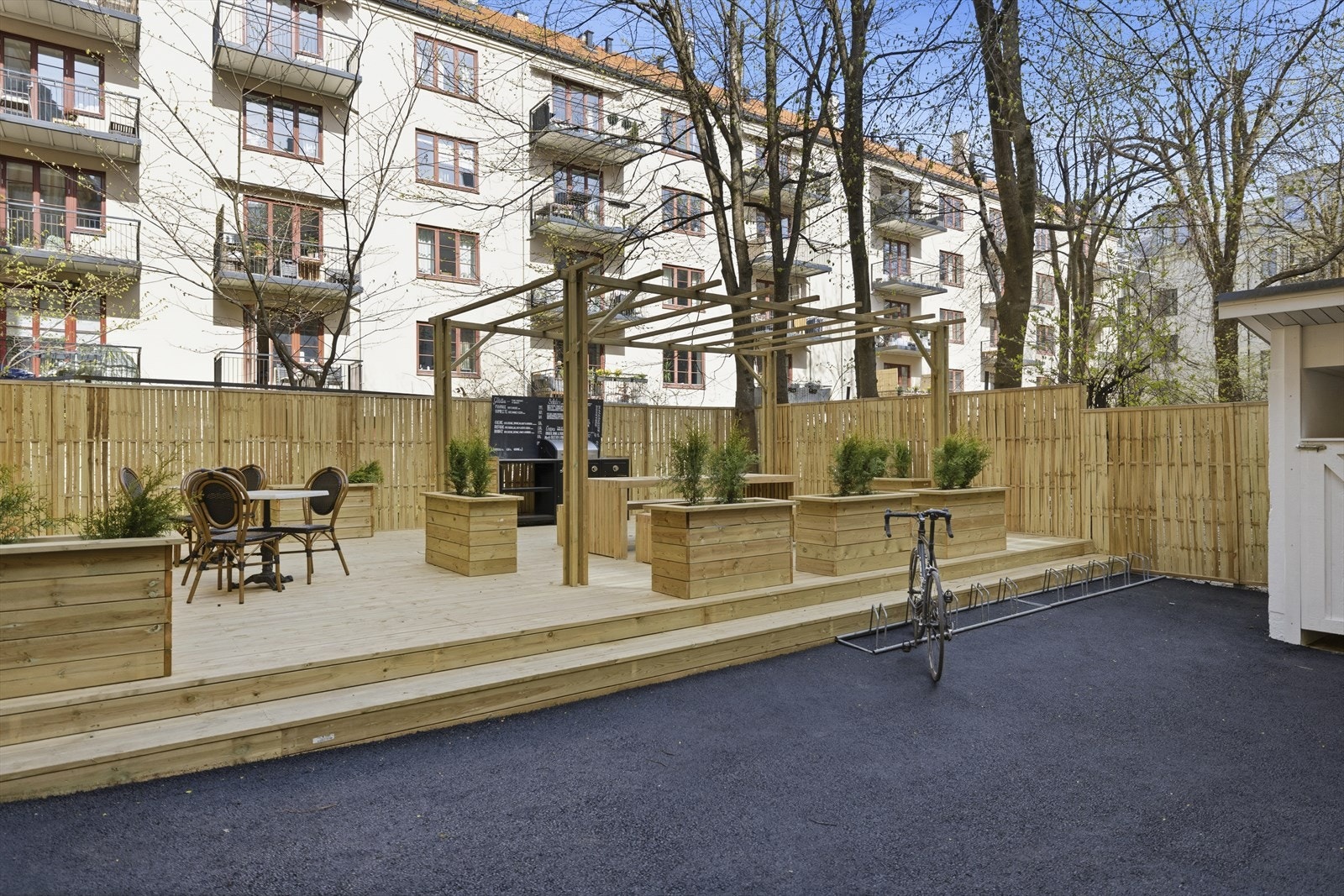 I den skjermede bakgården er det en hyggelig, felles uteplass med sittegrupper og grill. Galleribilde