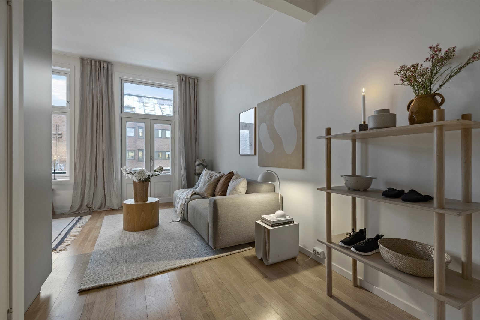 Det er gjennomgående parkett på gulv i gang, stue og soverom. Galleribilde