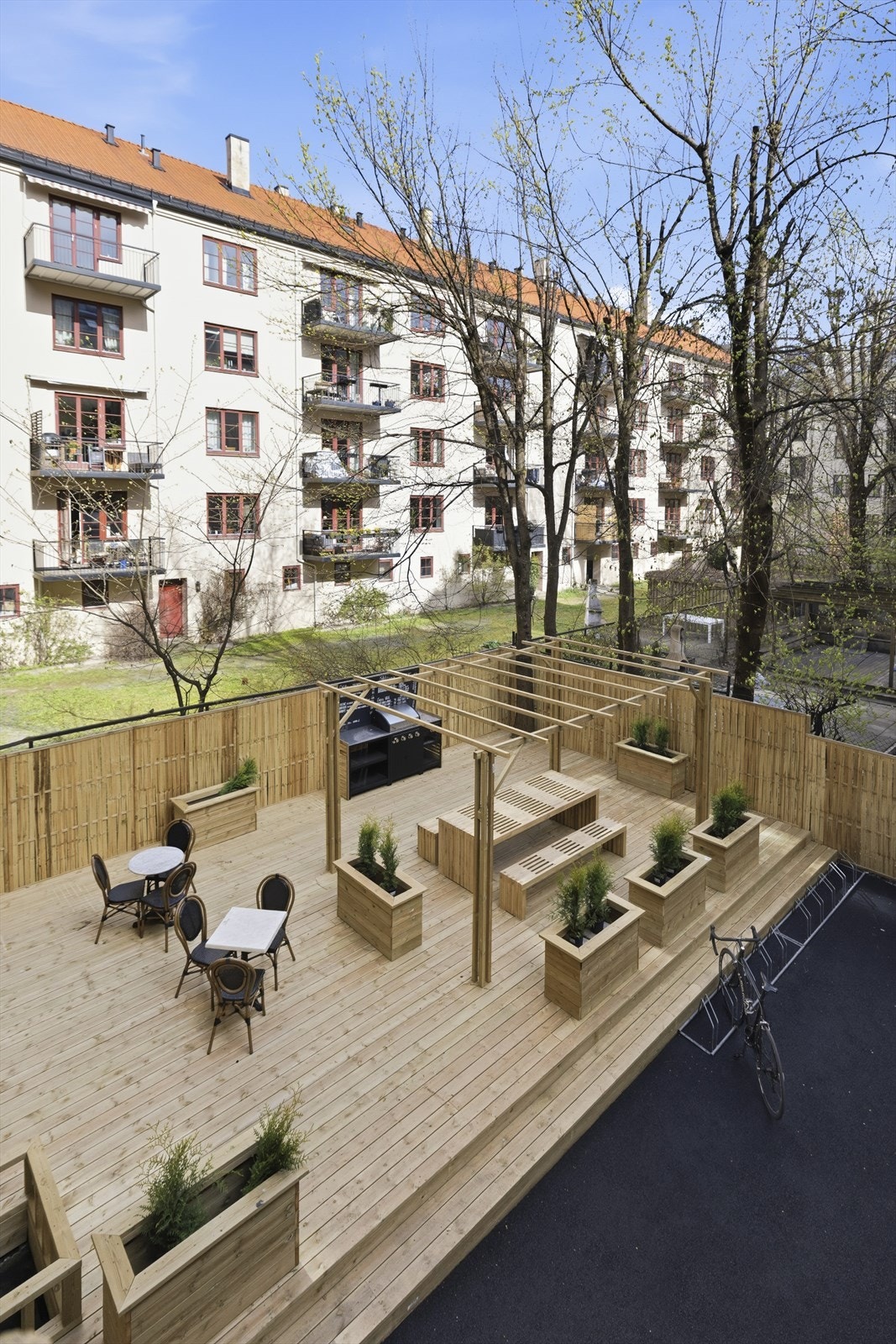 Oversikt over den felles, opparbeidede uteplassen i bakgården. Galleribilde