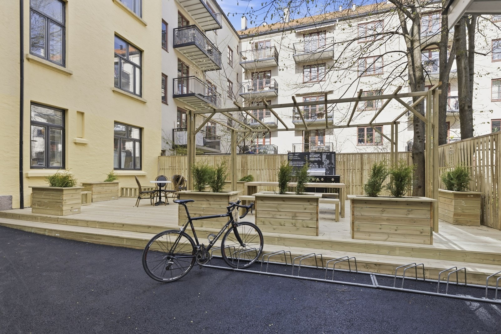 Sykkelparkering er praktisk plassert i tilknytning til uteområdet. Galleribilde