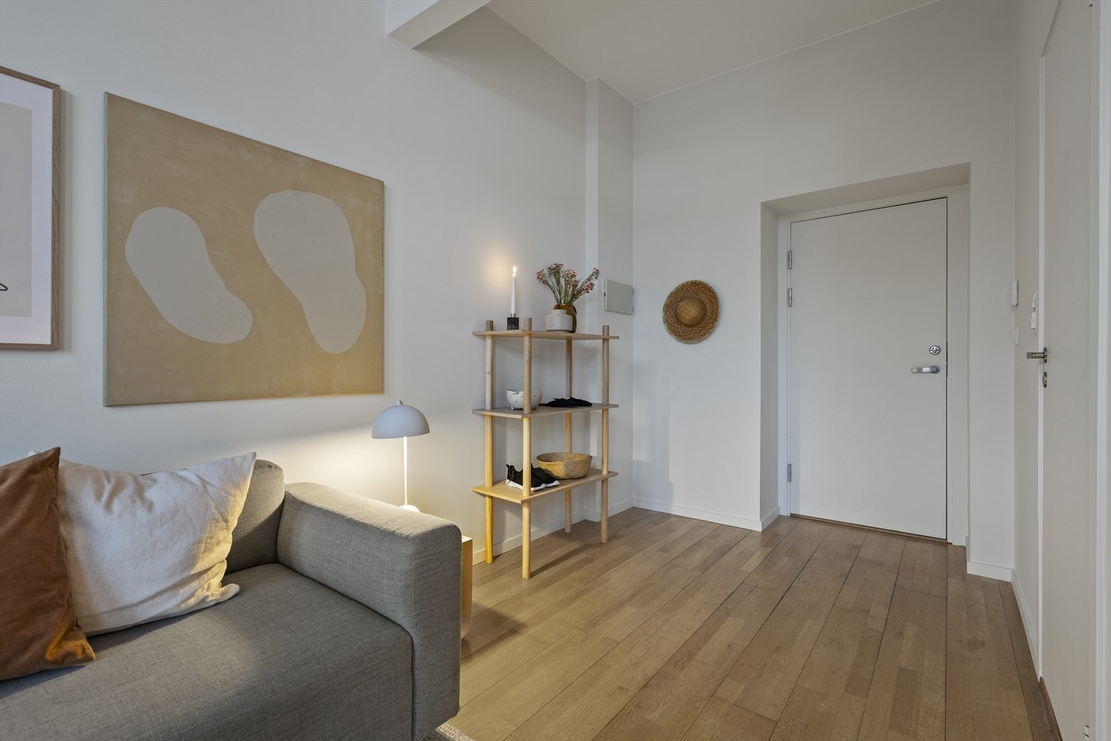 Fra stuen er det en åpen forbindelse mot gangen, som gir en god romfølelse. Galleribilde