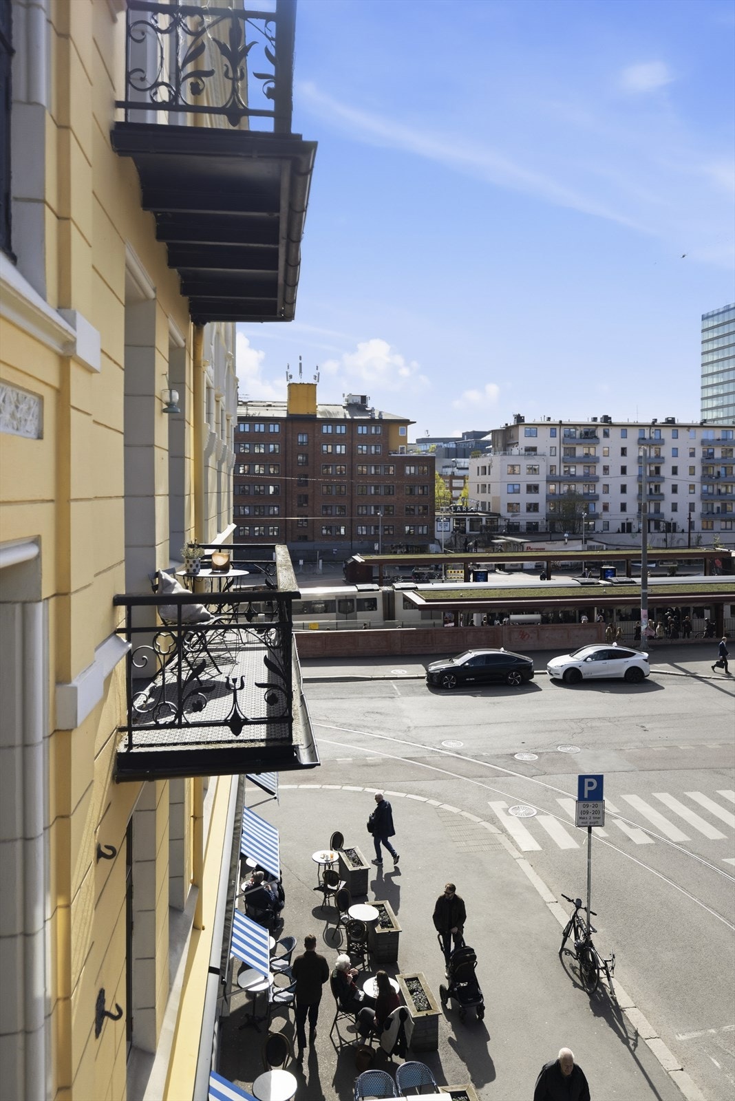 Fra balkongen ser man ut over det pulserende bylivet på Majorstuen. Galleribilde