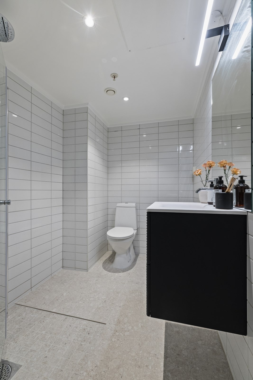 Badet er utstyrt med mekanisk avtrekk via et sentralt anlegg i bygget. Galleribilde