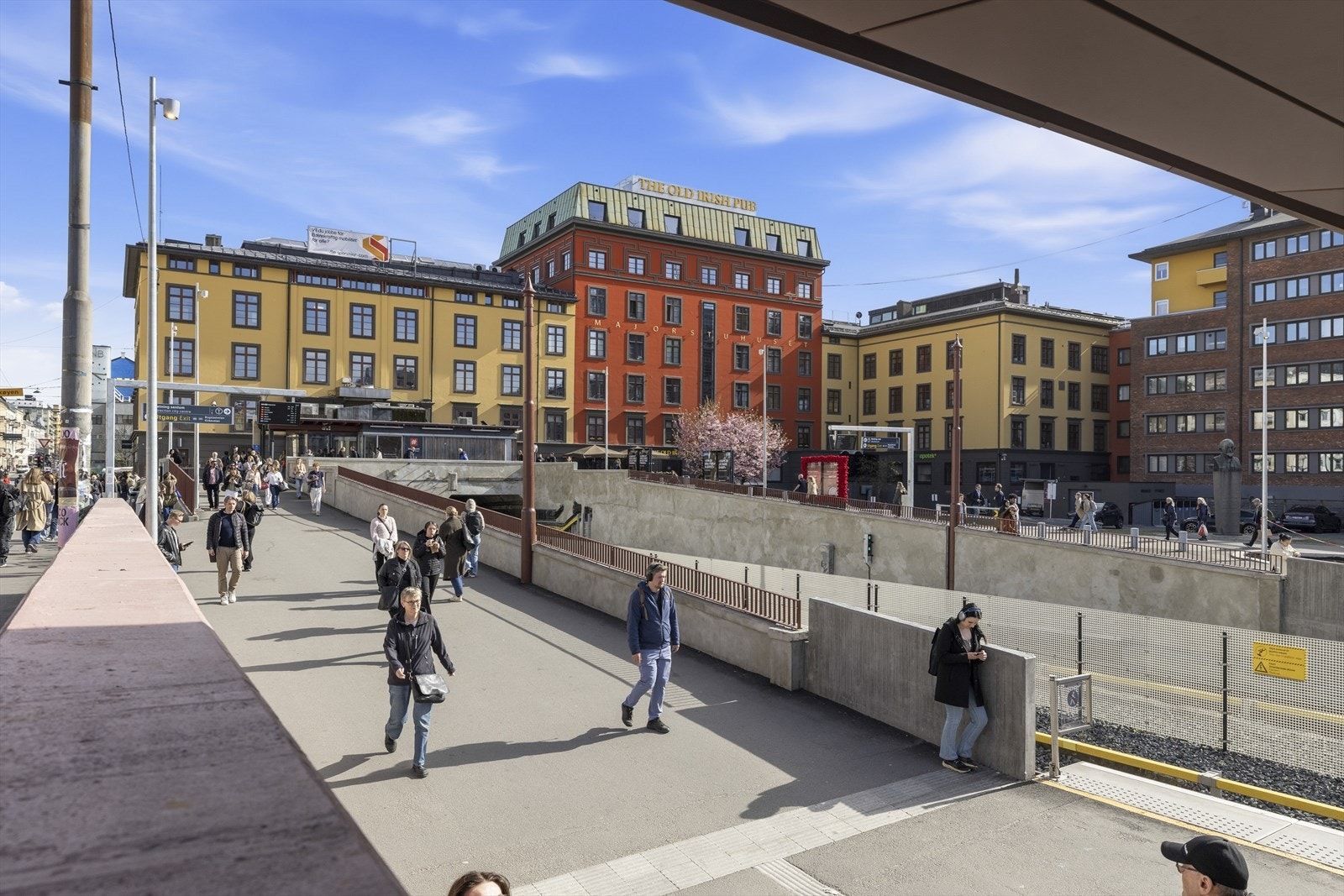 Majorstuen er et kollektivknutepunkt, kun ett minutts gange unna, med T-bane, trikk og buss. Galleribilde