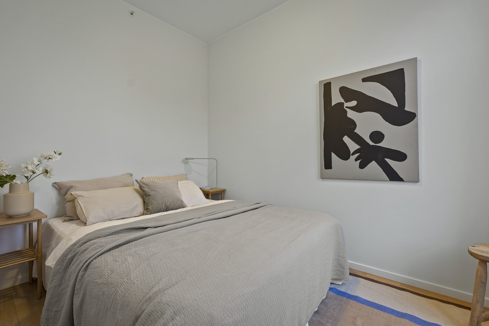 Soverommet har plass til dobbeltseng og vender mot den rolige, felles bakgården. Galleribilde