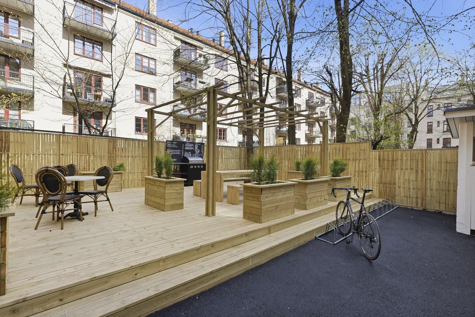 Et sosialt samlingspunkt for beboerne, med plass til både avslapning og måltider. Galleribilde