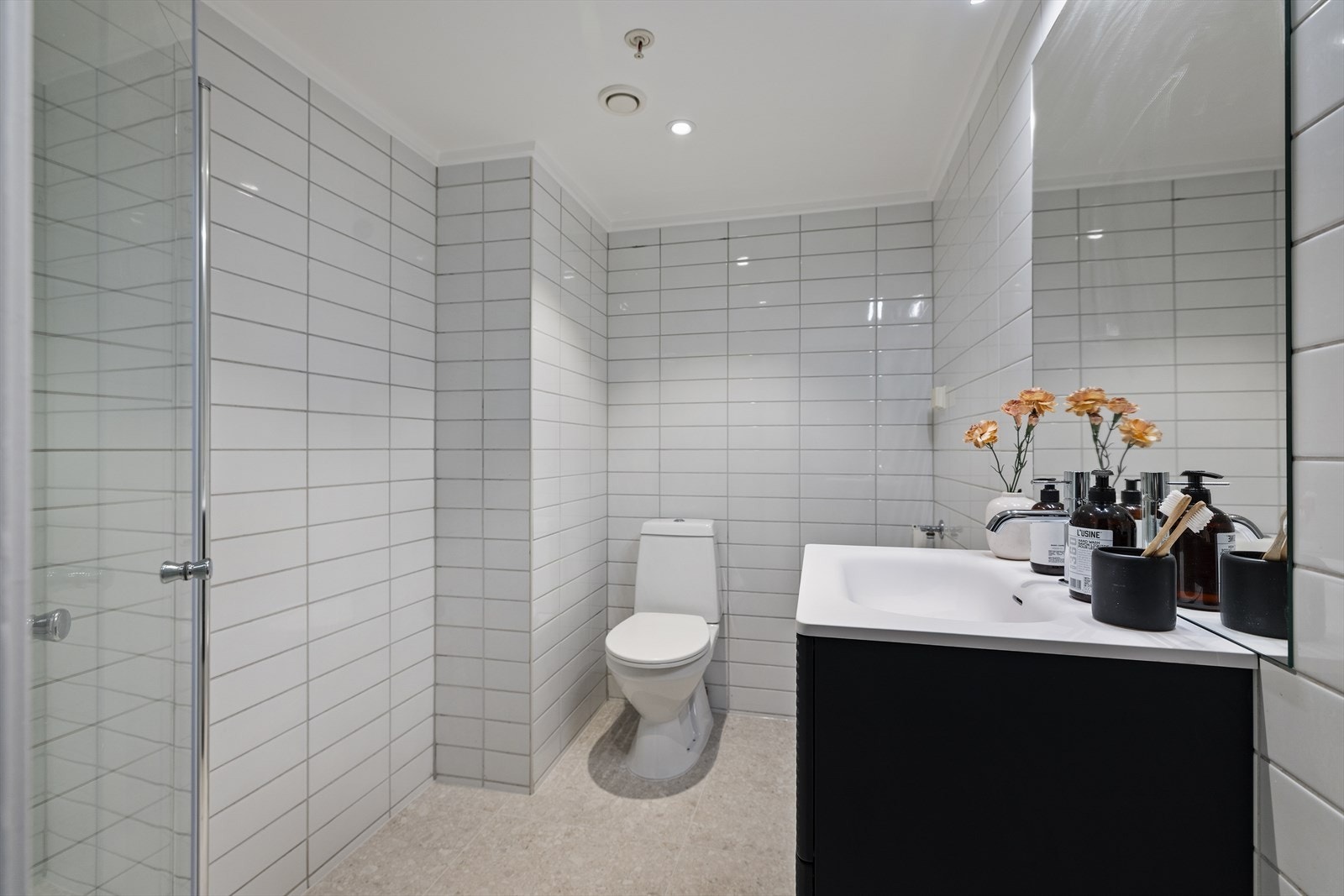 Badet er flislagt og har elektriske varmekabler i gulvet, samt opplegg for vaskemaskin. Galleribilde
