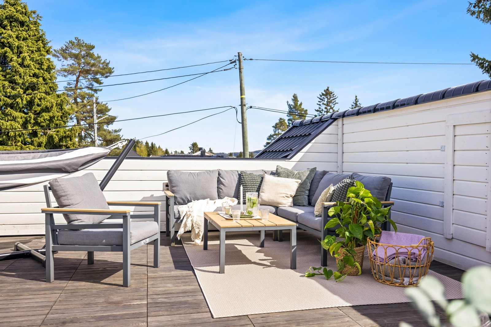 Terrassen har god plass til utemøbler og lounge, og legger til rette for lange, avslappende dager i solen. Galleribilde