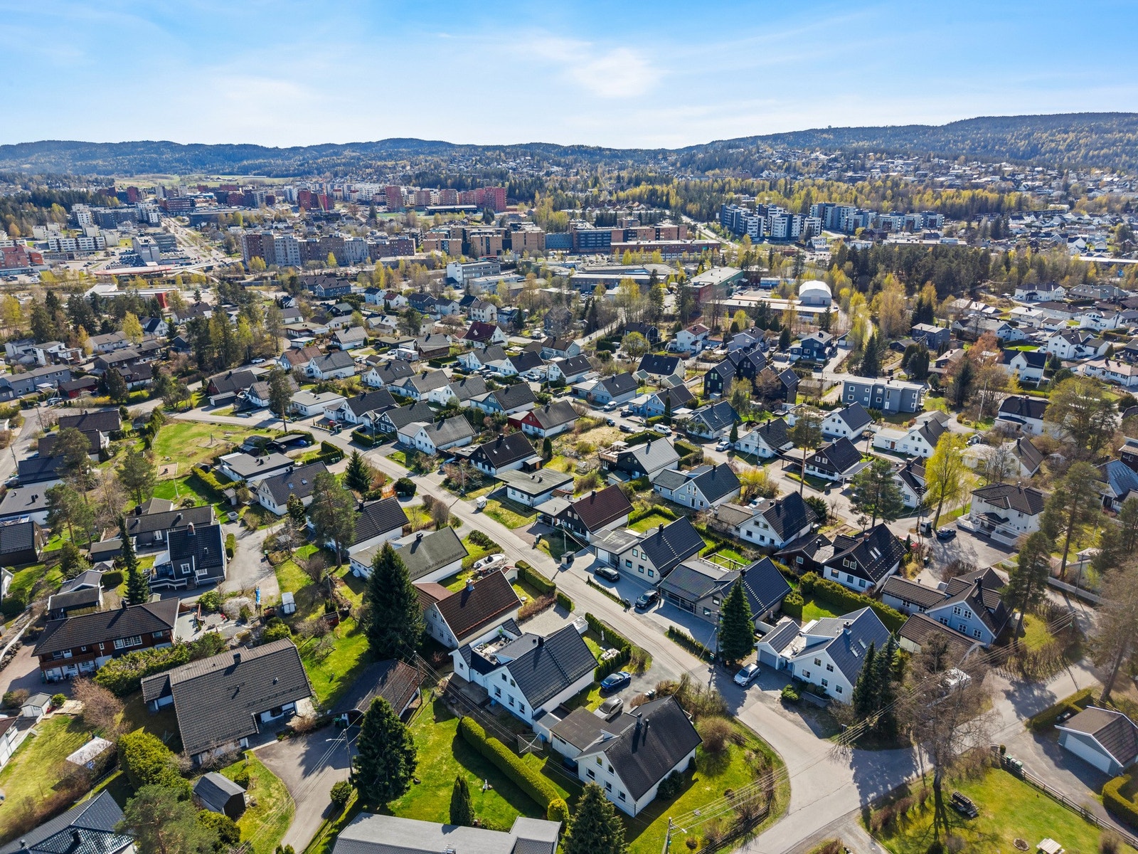 Her flytter du til et etablert og etterspurt område på Kjenn/Kinnskogen, kjent for sin rolige atmosfære og hyggelige villabebyggelse. Galleribilde
