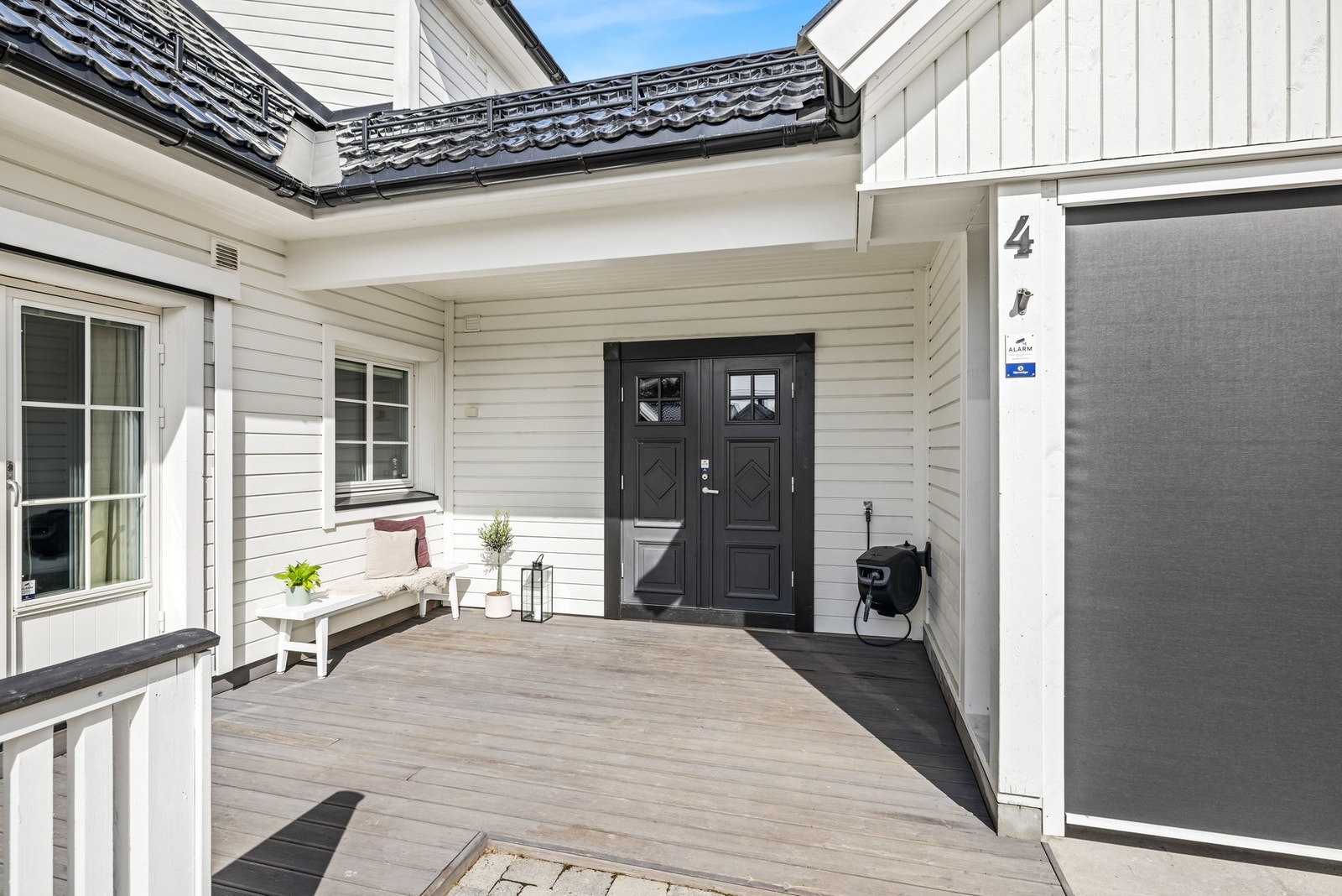 Allerede ved ankomst får du et godt førsteinntrykk med et pent inngangsparti ved siden av carporten og i naturlig tilknytning til terrassen. Galleribilde