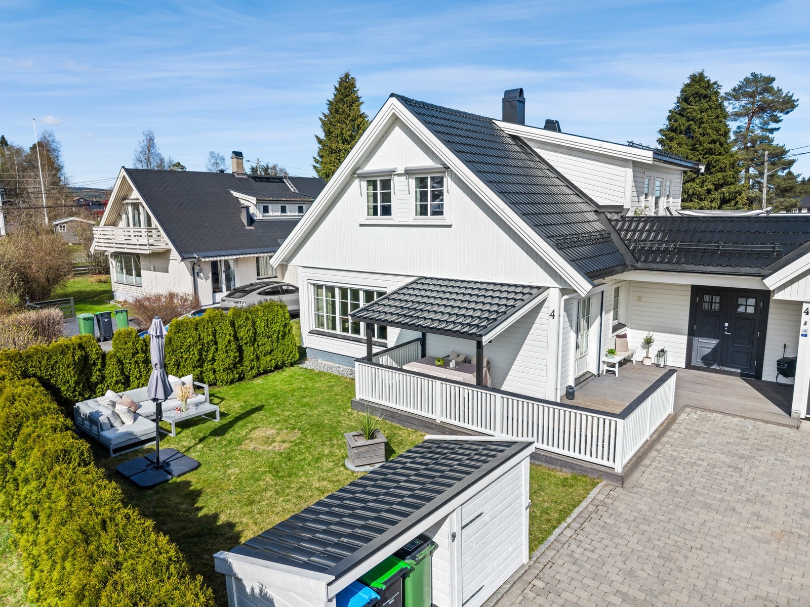 Terrassen vender mot vest og byr på svært gode solforhold, med god plass til både grill og spisegruppe til hyggelige sammenkomster. Galleribilde