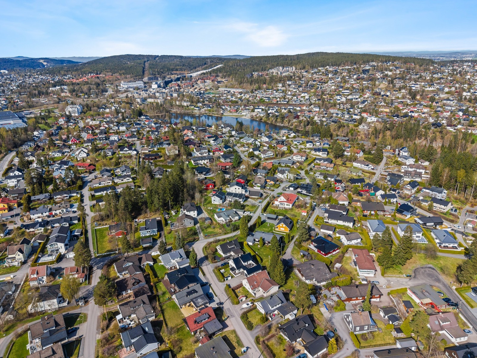 Fra boligen er det kun en liten rusletur ned til Langvannet, hvor du finner flotte turstier, badeplasser og fine oppholdsarealer året rundt. Galleribilde