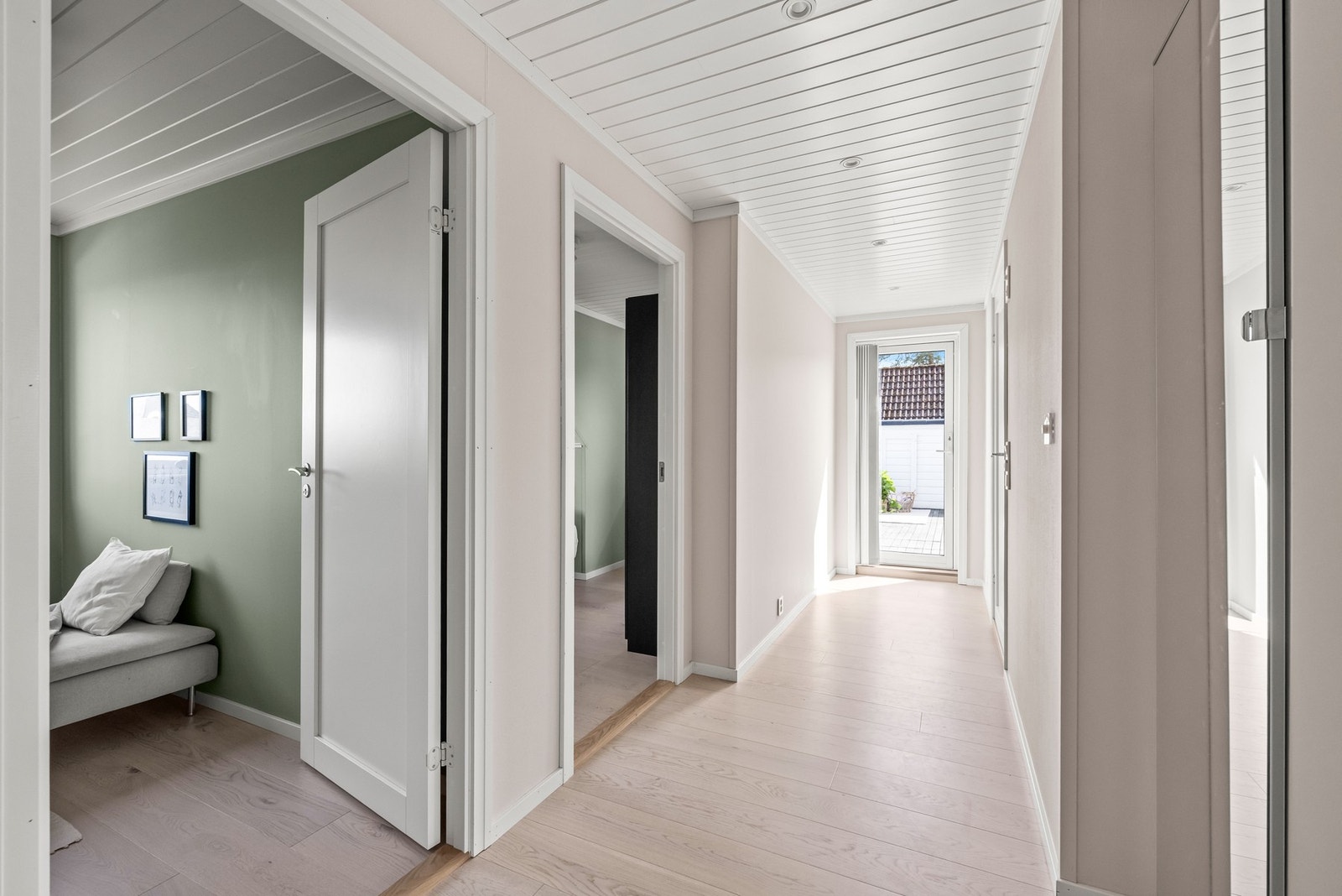 På toppen av boligen venter en fantastisk takterrasse på ca. 33 m², med adkomst fra gangen i 2. etasje. Galleribilde