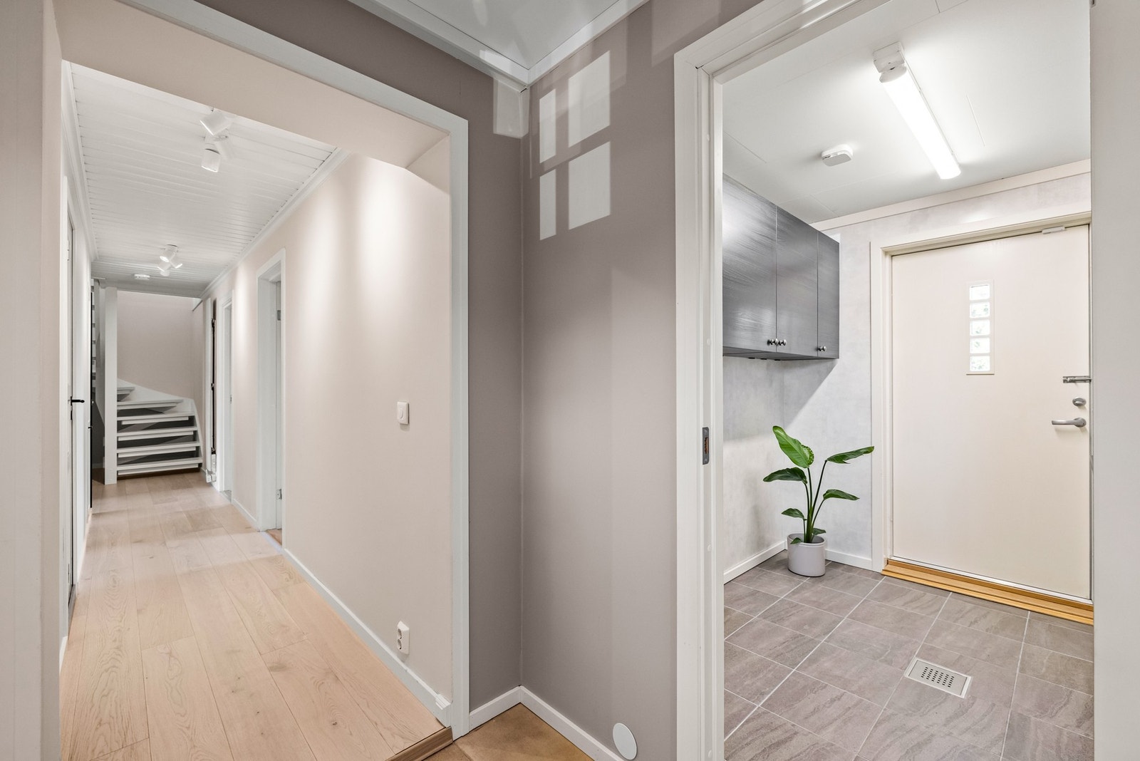 Fra entréen har du også tilgang til et praktisk vaskerom, etablert i forbindelse med utbyggingen i 2019. Galleribilde