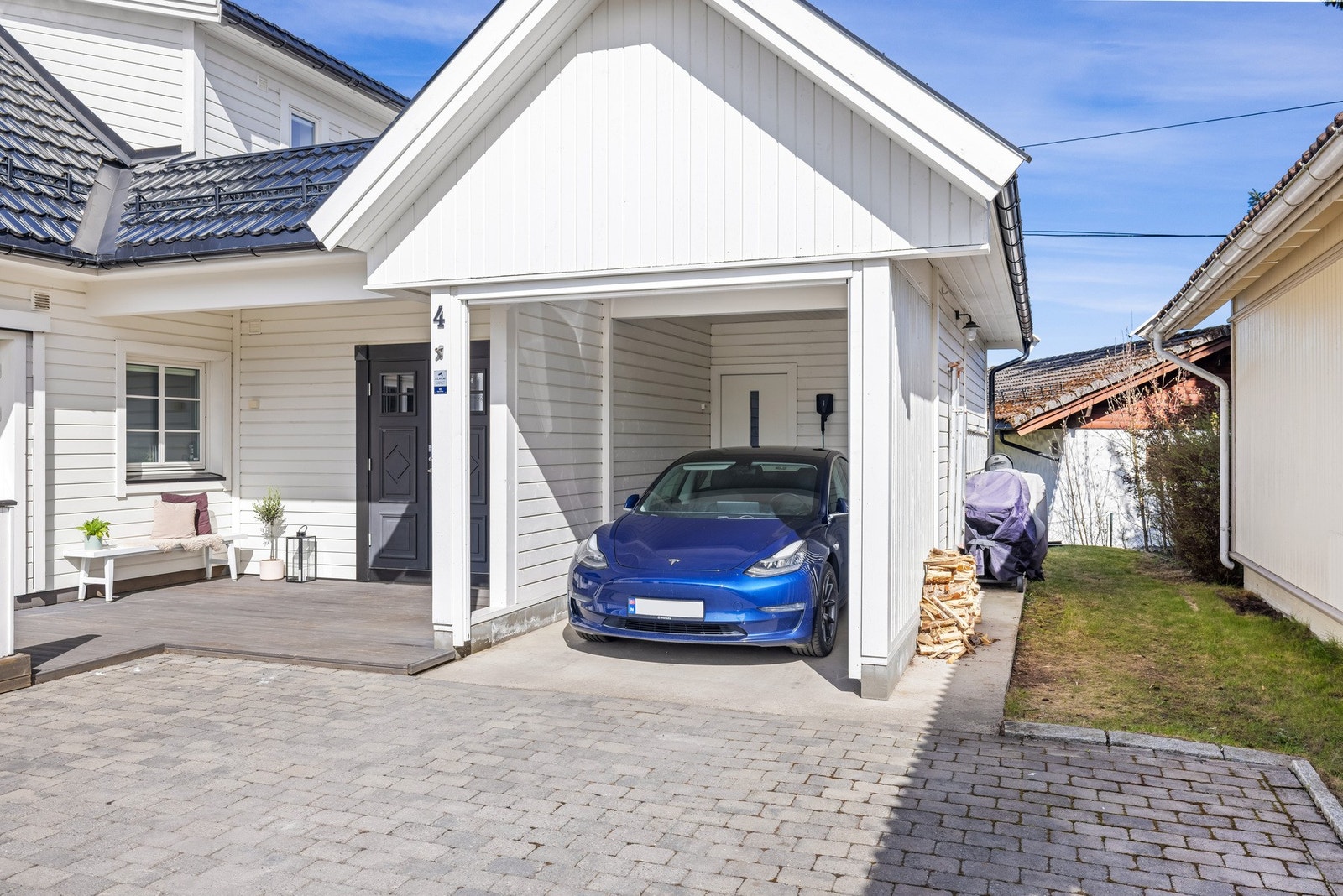 I carporten er det montert elbillader, som gjør hverdagen ekstra praktisk for deg med elbil og dør inn til en utvendig bod på ca. 9 m². Galleribilde