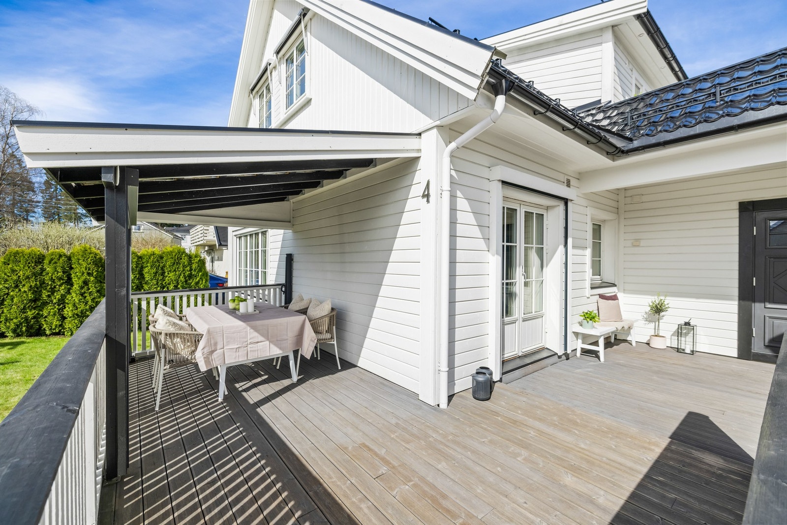 Fra kjøkkenet er det utgang til en lun og innbydende terrasse på ca. 30 m². Galleribilde
