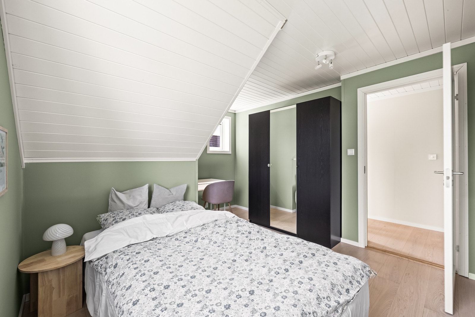 Rommene er perfekte barne- eller ungdomsrom med god plass til både seng, skrivepult og garderobe. Galleribilde