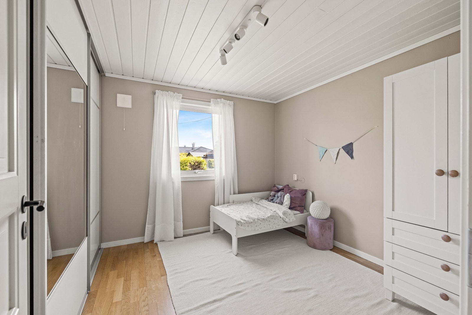Boligen har fire gode soverom, perfekt for familien som trenger litt plass rundt seg. Galleribilde