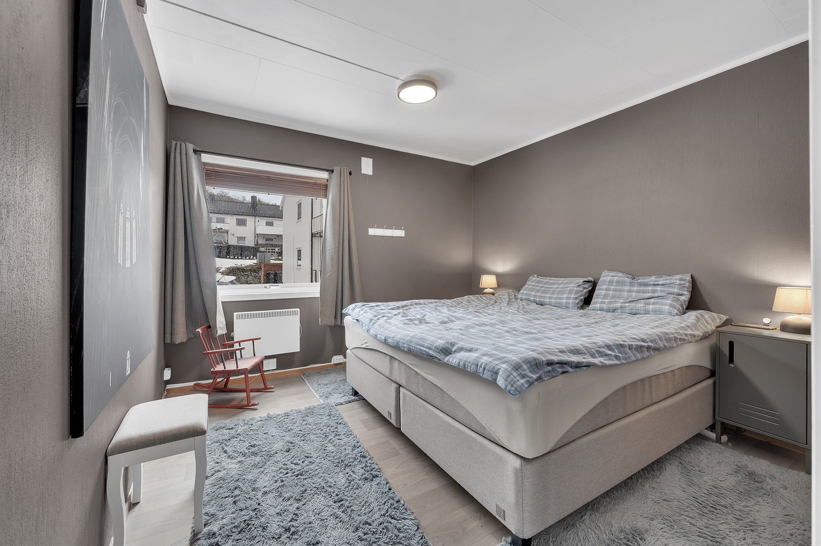 - Romslig hovedsoverom med god plass for dobbelseng med nattbord på begge sider. Galleribilde