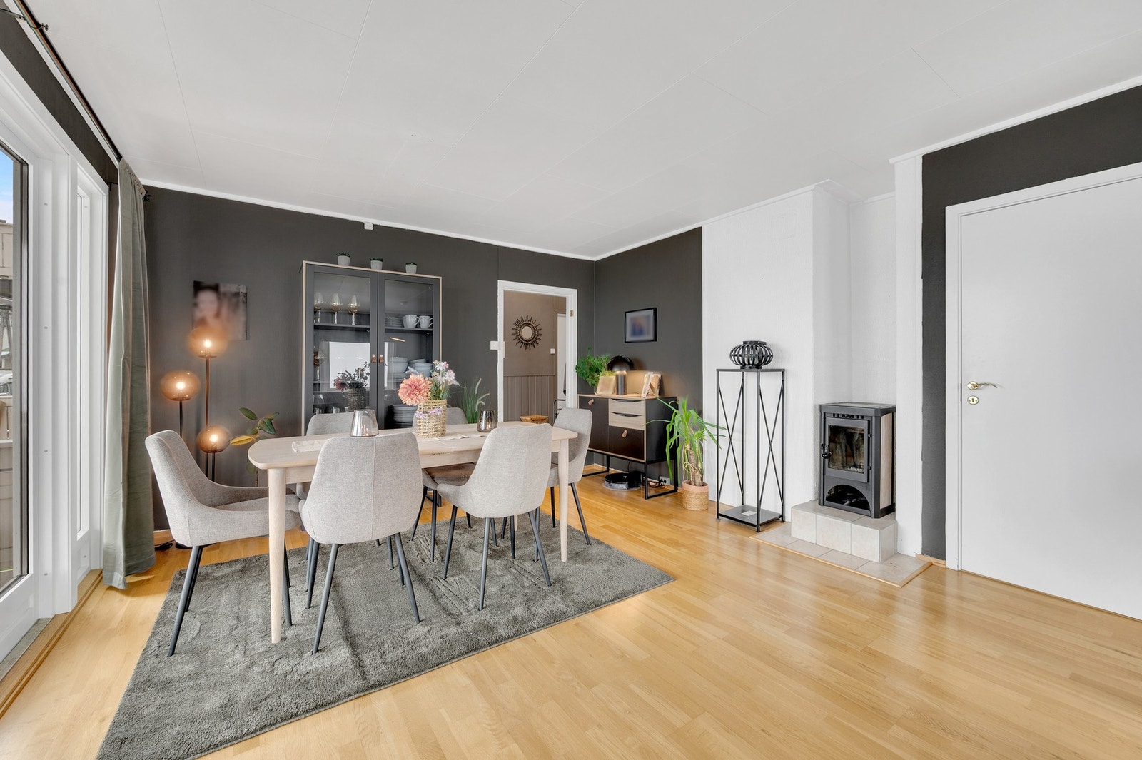 - Det er peis for vedfyring i tillegg til en helt ny varmepumpe som gir lun varme året rundt. Galleribilde