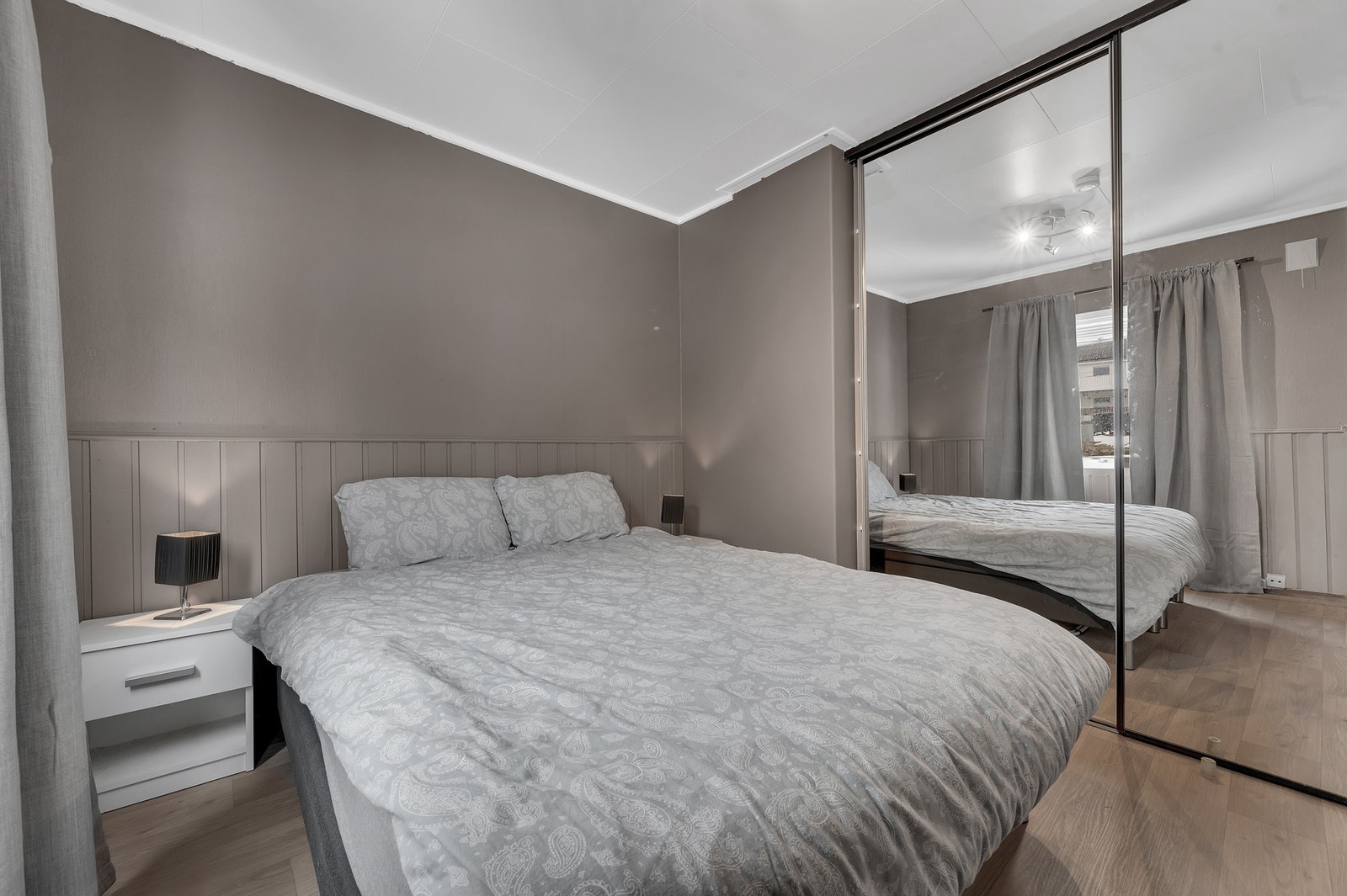 - Gjesterommet har god plass for dobbelseng og skyvedørsgarderobe med speilfronter. Galleribilde