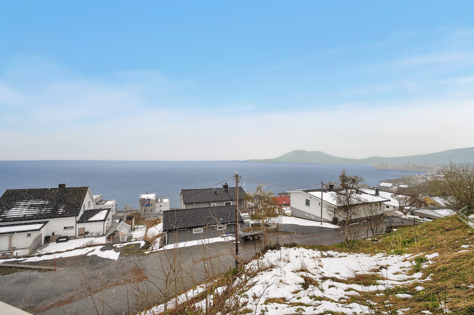 - Leiligheten byr på nydelig utsikt over Vågsfjorden og innseilinga til Harstad. Galleribilde