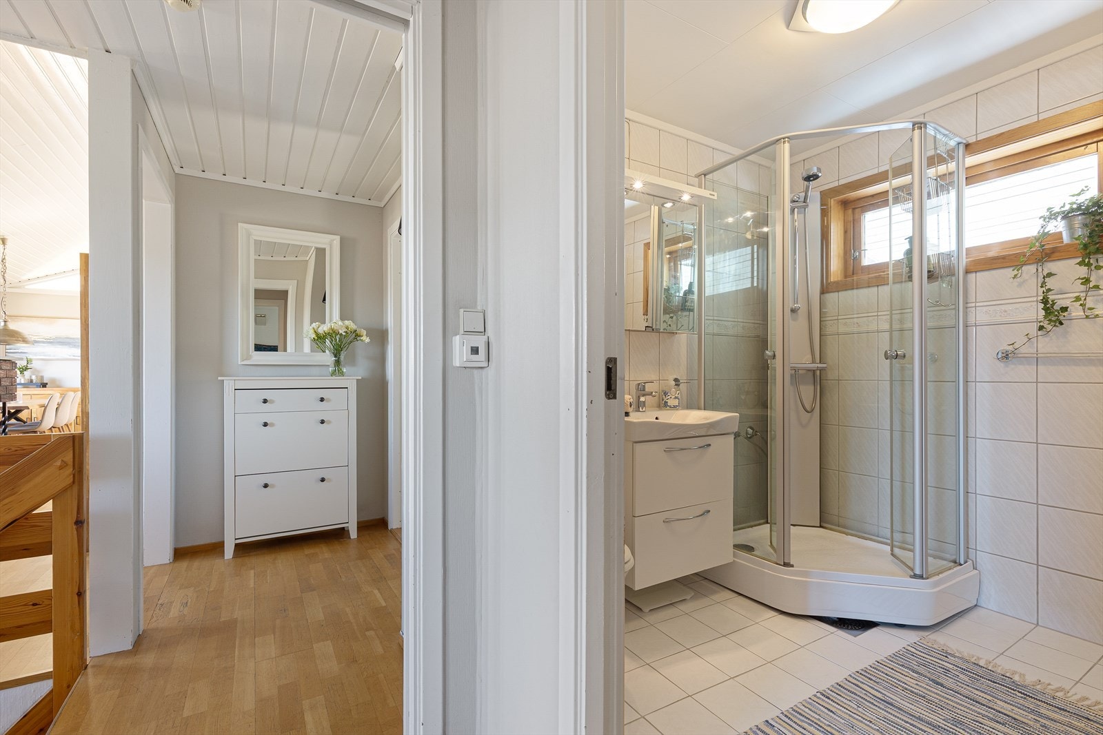 Badet er praktisk plassert i tilknytning til gangen og soverommene. Galleribilde